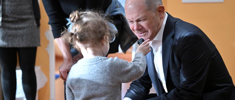 Bundeskanzler Olaf Scholz (SPD) besucht die AWO-Kita „Kinderland“ im Potsdamer Stadtteil Schlaatz.