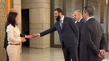 Außenministerin Annalena Baerbock trifft sich mit dem neuen syrischen Machthaber Ahmed al-Scharaa. Verdeckt links neben ihr steht ihr französischer Amtskollege Jean-Noël Barrot, dem al-Scharaa die Hand gibt. 