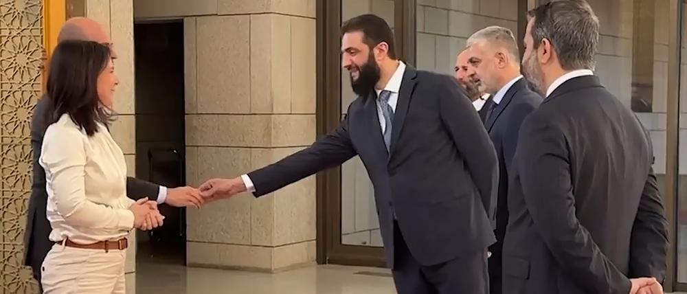 Außenministerin Annalena Baerbock trifft sich mit dem neuen syrischen Machthaber Ahmed al-Scharaa. Verdeckt links neben ihr steht ihr französischer Amtskollege Jean-Noël Barrot, dem al-Scharaa die Hand gibt.