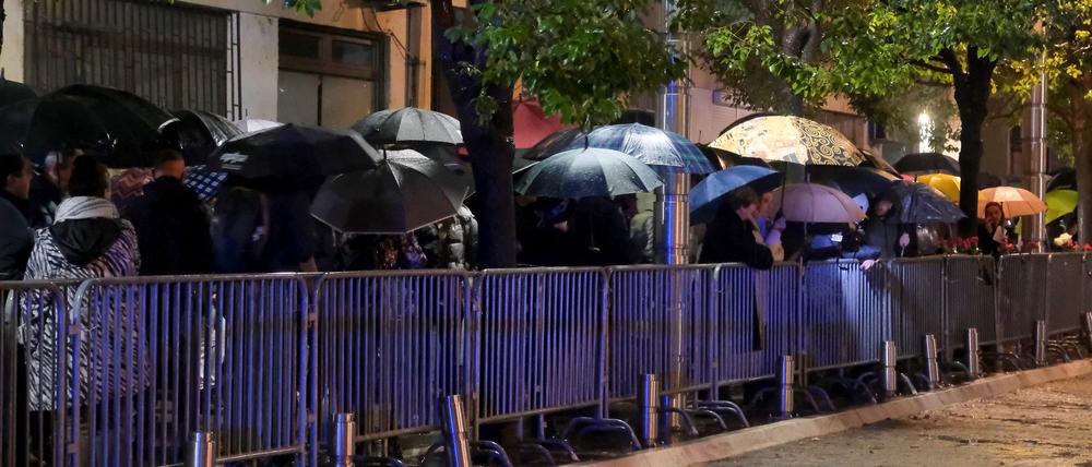 Trotz strömenden Regens demonstrierten hunderte aufgebrachte Montenegriner für ein strengeres Vorgehen gegen potenziell gefährliche Waffenbesitzer.