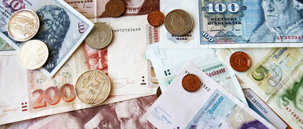 Die Bundesbank tauscht alte D-Mark-Scheine in Euro um. (Archivbild)