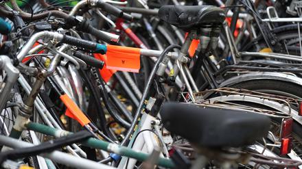 Fahrradleichen und Schrottautos blockieren wichtige Stellplätze und sind vielen Menschen ein Ärgernis. (Archivbild)