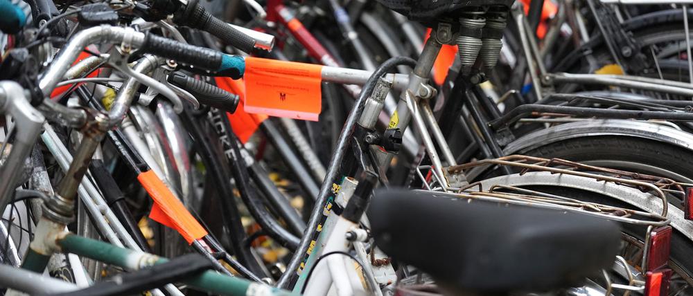 Fahrradleichen und Schrottautos blockieren wichtige Stellplätze und sind vielen Menschen ein Ärgernis. (Archivbild)