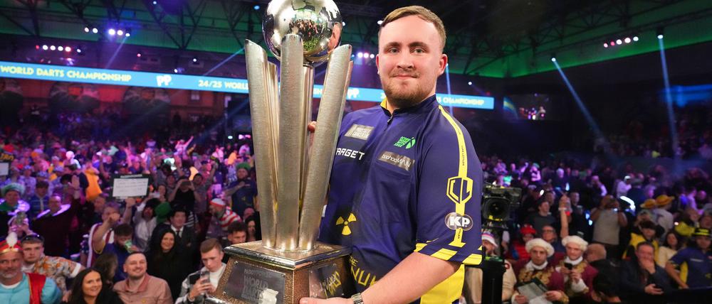 Präsentiert stolz den Pokal: Luke Littler.