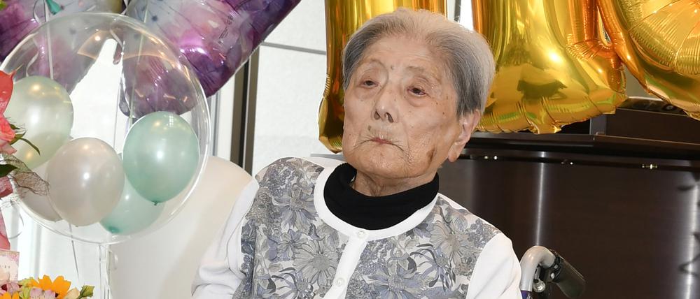 Dieses von der Stadt Ashiya zur Verfügung gestellte Foto zeigt Tomiko Itooka, die am 23. Mai 2024 in ihrem Pflegeheim in Ashiya, Westjapan, ihren 116. Geburtstag feiert.