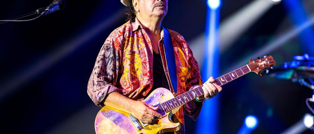 Seit Jahrzehnten tourt Carlos Santana um die Welt und veröffentlicht ein Album nach dem anderen. Nun muss er pausieren. (Archivbild)