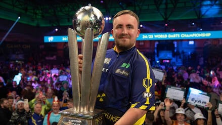 Luke Littler gewann den Titel bei der WM 2025. Im Finale besiegte er Michael van Gerwen nach Sätzen 7:3. 