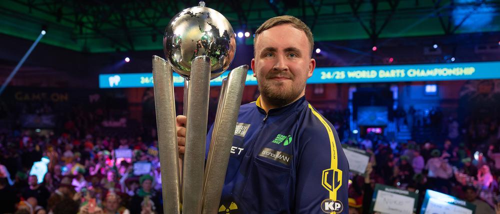 Luke Littler und die Sid Waddell Trophy für den PDC-Dartsweltmeister.