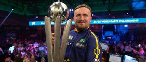 Luke Littler und die Sid Waddell Trophy für den PDC-Dartsweltmeister.
