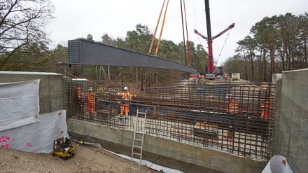 Im Dezember 2023 wurden die Stahlträger für die neue Brücke montiert. (Archivbild)