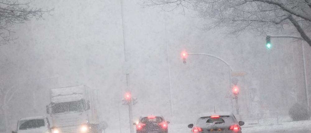 Starker Schneefall in Hamburg: Gefrierender Regen sorgt laut Deutschem Wetterdienst für Glatteisgefahr im gesamten Bundesgebiet.
