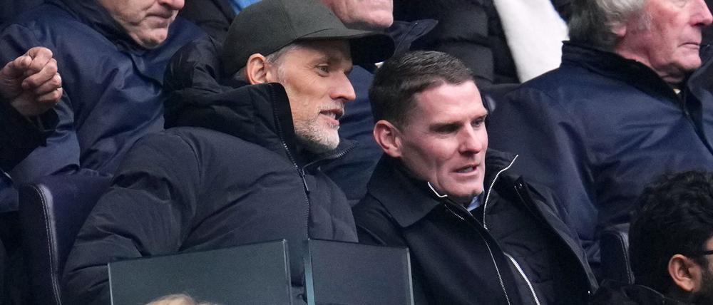 Thomas Tuchel (l) und sein Assistent Anthony Barry (r) verfolgen das Spiel von Tottenham gegen Newcastle.
