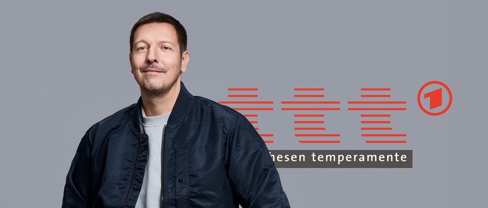 Thilo Mischke steht im Studio des ARD-Kulturmagazins „ttt – titel thesen temperamente“, das er nun doch nicht moderieren wird.