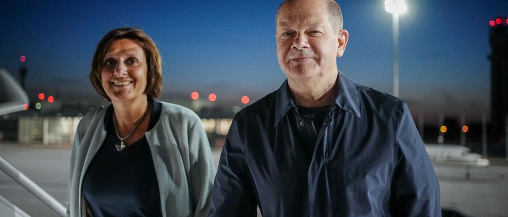 Britta Ernst und Ehemann Olaf Scholz auf dem Weg zum G-7-Gipfel in Japan. (Archivbild) 