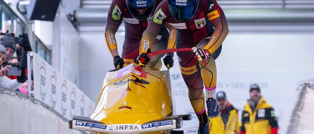 Francesco Friedrich und Alexander Schüller verbessern ihren eigenen Bahnrekord und gewinnen in Winterberg.