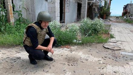 Robert Habeck im Mai 2021 unweit von Mariupol in einem Dorf nahe der Front im Donbass.