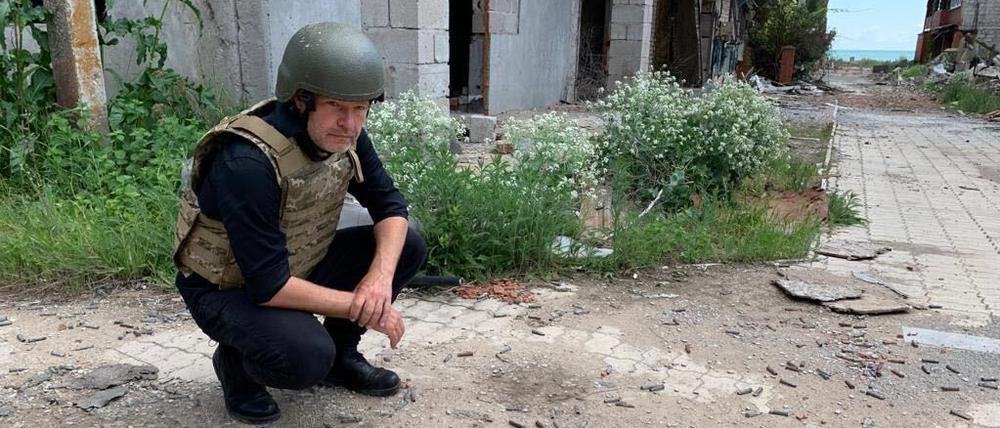 Robert Habeck im Mai 2021 unweit von Mariupol in einem Dorf nahe der Front im Donbass.
