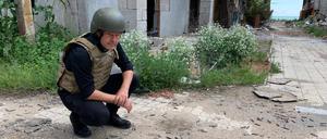 Robert Habeck im Mai 2021 unweit von Mariupol in einem Dorf nahe der Front im Donbass.