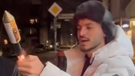 Der Influencer Attlaha Younes beim Zünden der Rakete, die er dann in ein Kinderzimmer geschossen hat.
