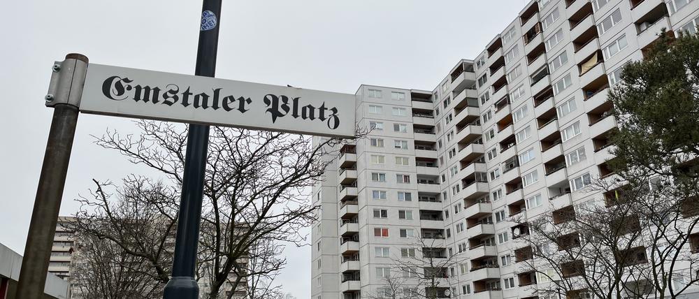 Emstaler Platz in Tegel-Süd Hier wurden in der Silvesternacht durch eine Kugelbombe 8 Personen, darunter ein 7-jähriger Junge, teils schwerverletzt.