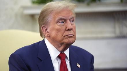 ARCHIV - 13.11.2024, USA, Washington: Der designierte US-Präsident Donald Trump trifft sich mit dem amtierenden US-Präsidenten Biden im Oval Office des Weißen Hauses. Der künftige US-Präsident Donald Trump verklagt Medienberichten zufolge ein Umfrageinstitut sowie eine Regionalzeitung und ihren Verlag wegen der Veröffentlichung einer Wählerbefragung im US-Bundesstaat vor der Präsidentschaftswahl Anfang November. (zu dpa: «Trump äußert sich unverhohlen zu neuer Personalentscheidung») Foto: Evan Vucci/AP/dpa +++ dpa-Bildfunk +++