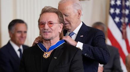 Für Joe Biden ist es das letzte Mal, dass er die prestigeträchtigen Medaillen verleiht - wie hier an Musiker Bono. 