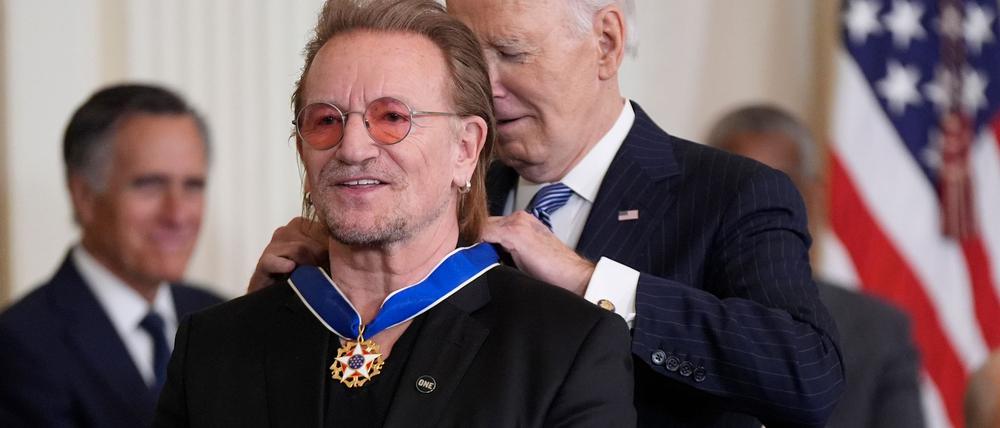 Für Joe Biden ist es das letzte Mal, dass er die prestigeträchtigen Medaillen verleiht - wie hier an Musiker Bono. 