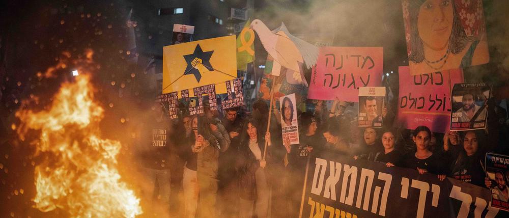 Tausende Menschen demonstrierten in Israel für einen Geisel-Deal und ein Ende des Gaza-Kriegs.