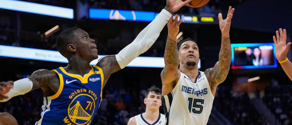 Dennis Schröder (l) findet sich bei den Golden State Warriors zunehmend besser zurecht.