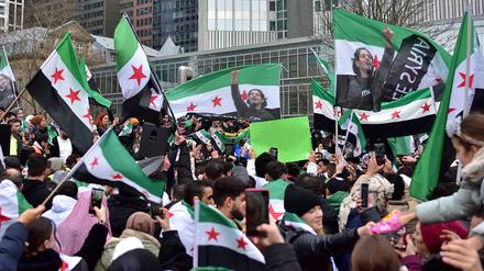Syrer feiern in Frankfurt ausgelassen den Sturz des Assad Regime und die Befreiung Syriens.