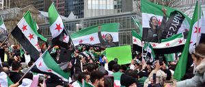 Syrer feiern in Frankfurt ausgelassen den Sturz des Assad Regime und die Befreiung Syriens.