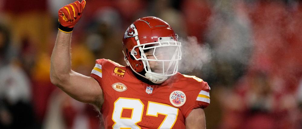 Travis Kelce stand mit den Kansas City Chiefs vor der Partie bei den Denver Broncos in der Kälte.