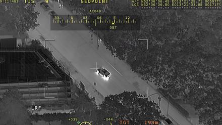 Polizei verfolgt einen Raser mit Unterstützung eines Hubschraubers.