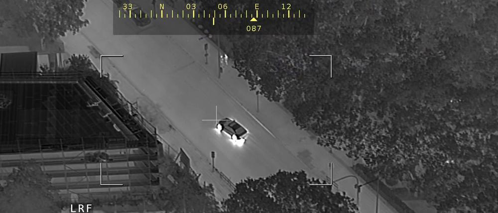 Polizei verfolgt einen Raser mit Unterstützung eines Hubschraubers.