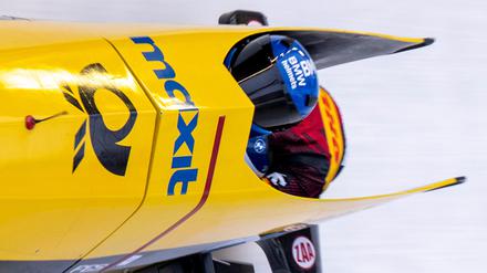 Lisa Buckwitz (vorn) und Kira Lipperheide gewinnen in Winterberg im Zweierbob.
