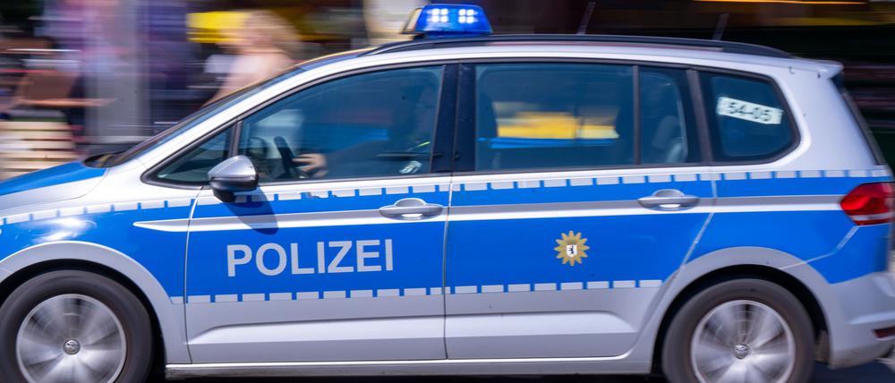 Ein Streifenwagen der Polizei fährt zum Einsatzort. (Symbolbild)