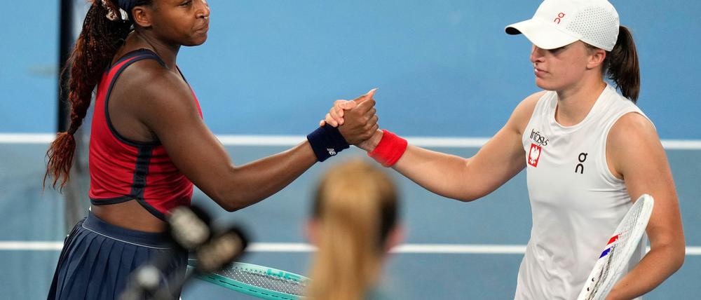 Iga Swiatek (r) gratuliert Coco Gauff (l) - das US-Team sichert sich den Titel im United Cup.