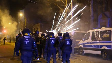 Polizisten werden im Stadtteil Connewitz mit Pyrotechnik beworfen.
