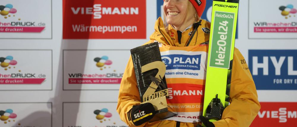 Katharina Schmid steht wieder auf dem Siegerpodium.