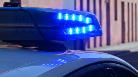 Ein Polizeifahrzeug fährt mit Blaulicht durch die Potsdamer Innenstadt.