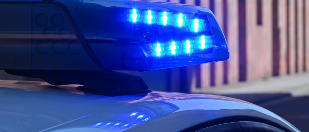 Ein Polizeifahrzeug fährt mit Blaulicht durch die Potsdamer Innenstadt.