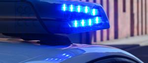 Ein Polizeifahrzeug fährt mit Blaulicht durch die Potsdamer Innenstadt.
