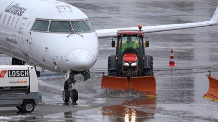 Ein Räum- und Streufahrzeug fährt auf dem Münchener Flughafen Franz Josef Strauß.