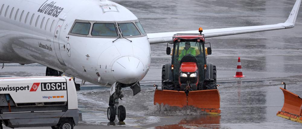 Ein Räum- und Streufahrzeug fährt auf dem Münchener Flughafen Franz Josef Strauß.