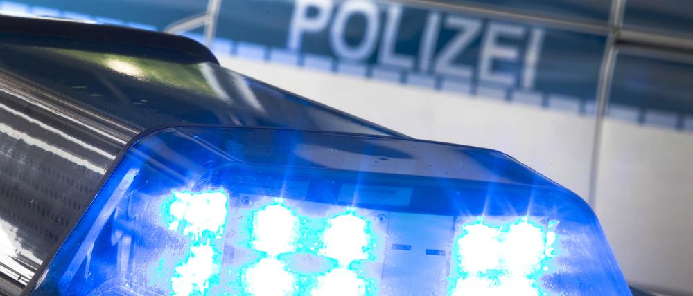 Ein Blaulicht leuchtet auf dem Dach eines Polizeiwagens.