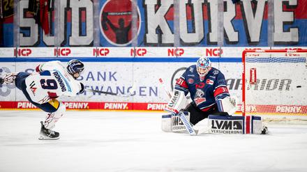 Ty Ronning erzielt das 1:0 für die Eisbären durch einen Penaltyschuss.