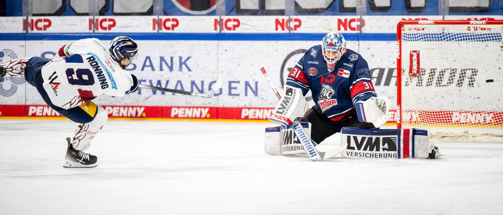 Ty Ronning erzielt das 1:0 für die Eisbären durch einen Penaltyschuss.