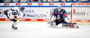 Ty Ronning erzielt das 1:0 für die Eisbären durch einen Penaltyschuss.