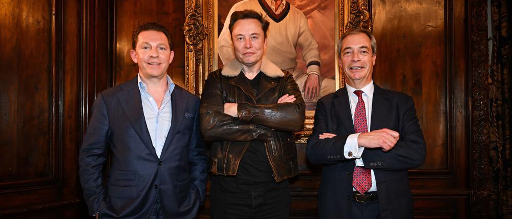 Musk (Mitte) und Farage (rechts) hatten sich erst im Dezember in Florida getroffen. Links der Schatzmeister von Reform UK, Nick Candy. (Archivbild)