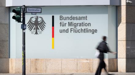 Ein Mann geht vor dem Bundesamt für Migration und Flüchtlinge vorbei. Beim Bamf sind noch viele Verfahren rückständig.